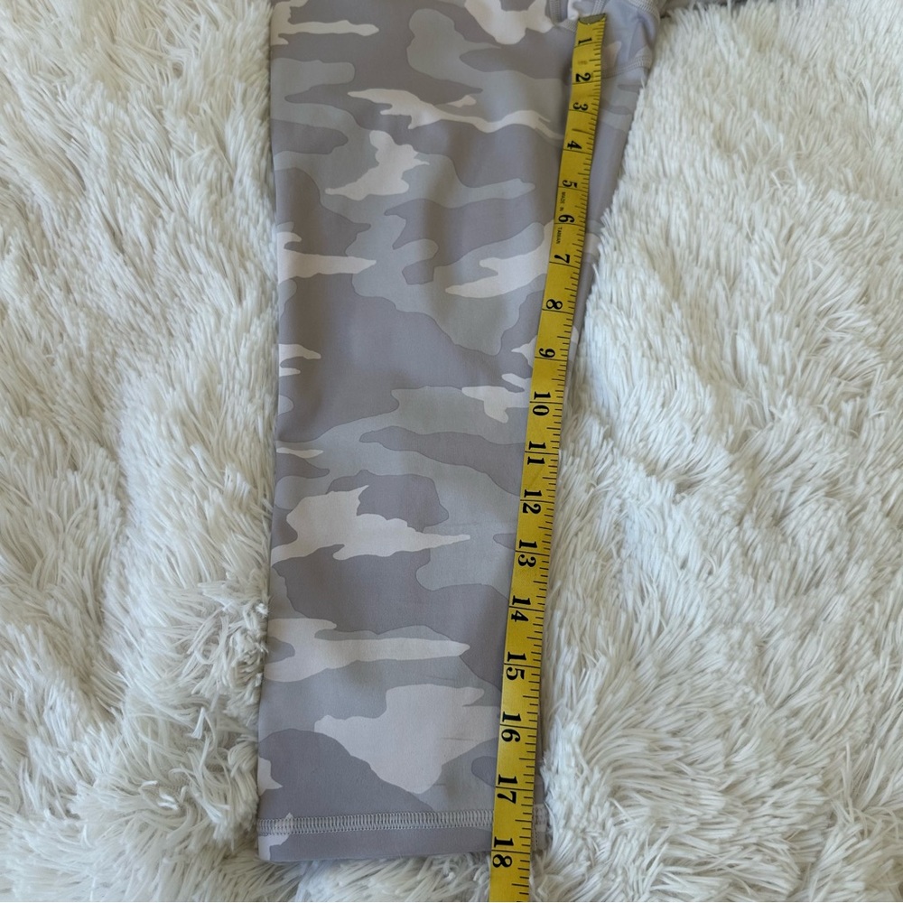 Athleta Elation Camo Women’s Taupe Gray Crop Leggings Size: XS - Picture 4 of 9